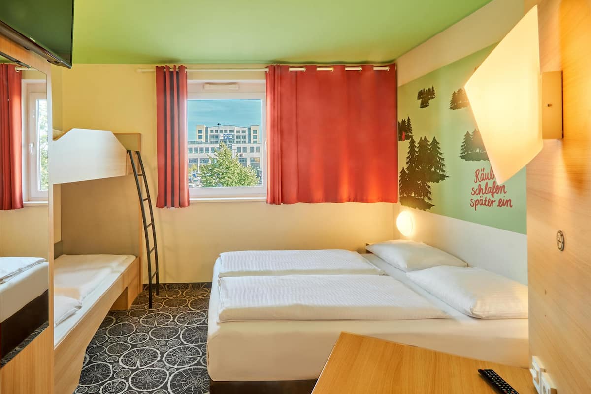 Quadruple Room | 1 bedroom, desk, free WiFi, bed sheets
