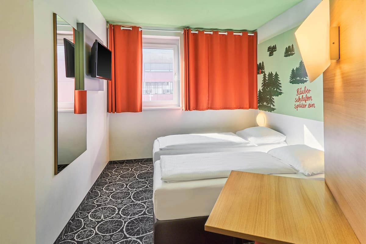 twin room | desk, free wifi, bed sheets