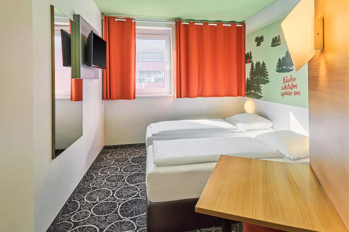 Habitación con 2 camas individuales | Escritorio, wifi gratis y ropa de cama