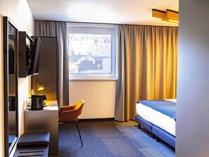 Desk, WiFi (free), bed sheets - B&B Hotel Aschaffenburg (Aschaffenburg)