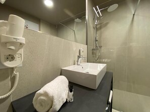 Minibar, in-room safe, desk, blackout drapes - Amedia Milano - Trademark Collection by Wyndham (Milan)