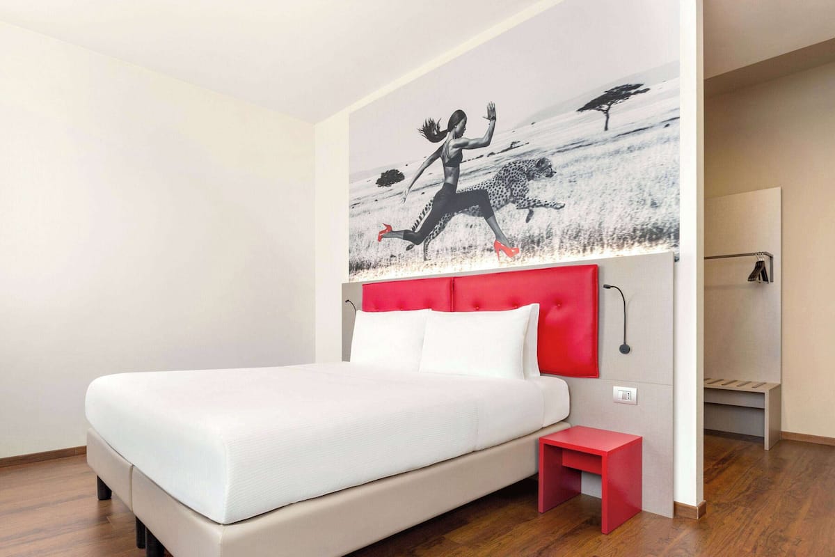 Yhden hengen comfort-huone | Minibaari, tallelokero huoneessa, työpöytä, pimennysverhot