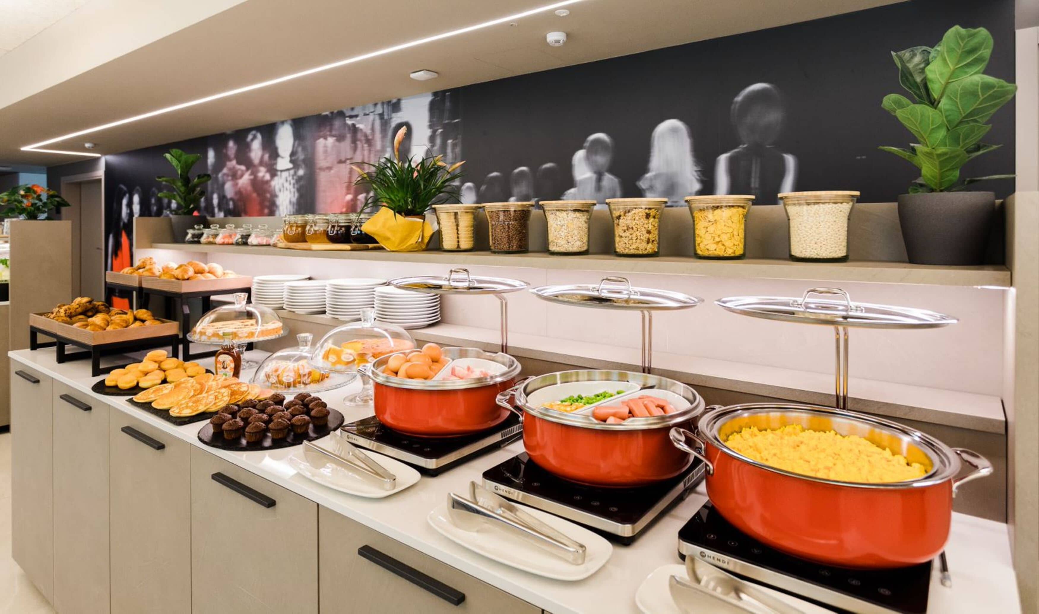 Sarapan bufet setiap hari (EUR 15 seorang) 