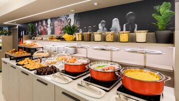 Café da manhã com buffet todos os dias (EUR 15 por pessoa)