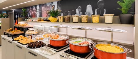 Dagelijks ontbijtbuffet (EUR 15 per persoon)