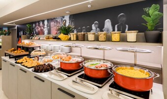 Sarapan prasmanan setiap hari (EUR 15 per orang)