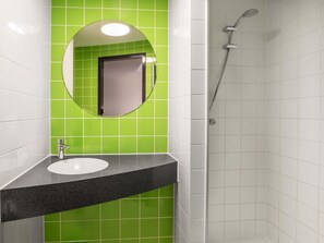 Shower, hair dryer, towels - B&B Hotel Offenburg-City (Offenburg)