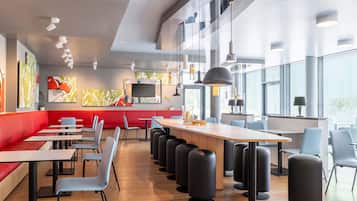 Tägliches Frühstücksbuffet (13.9 EUR pro Person)