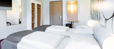 Desk, soundproofing, free WiFi, bed sheets