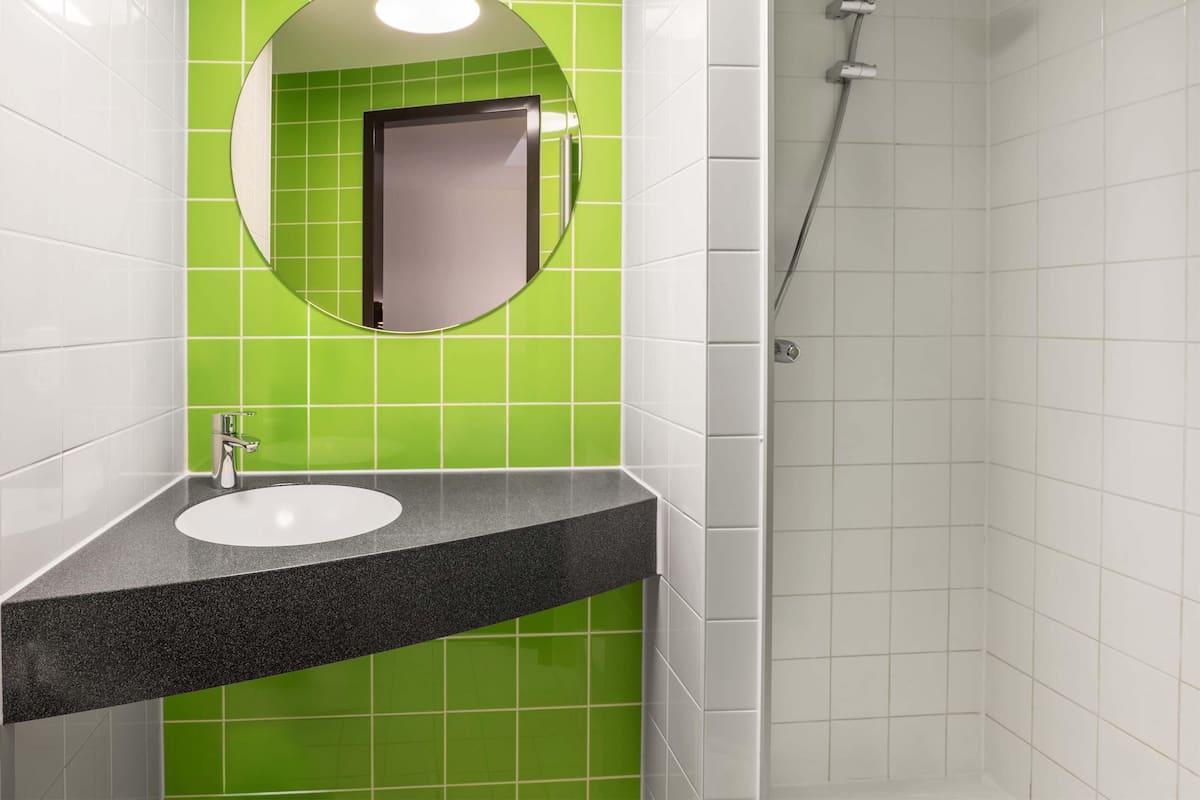 desk, soundproofing, free wifi, bed sheets