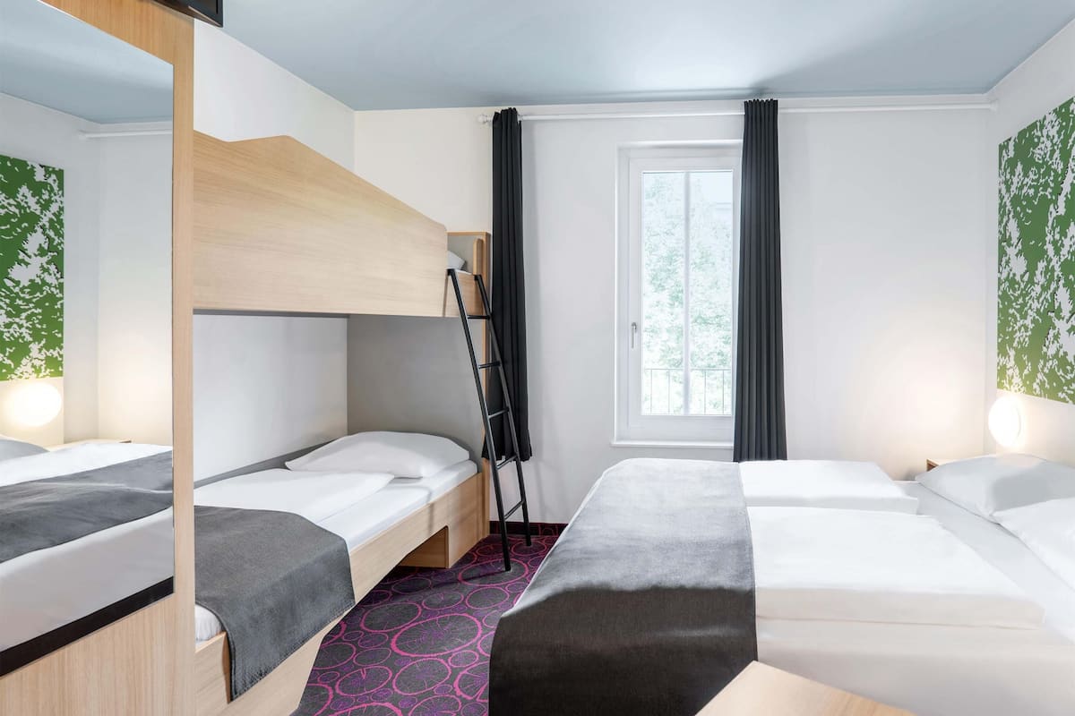 quadruple room | desk, soundproofing, free wifi, bed sheets