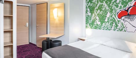 Escrivaninha, quartos à prova de som, Wi-Fi de cortesia, roupa de cama