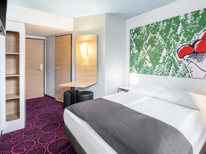 Desk, soundproofing, free WiFi, bed sheets