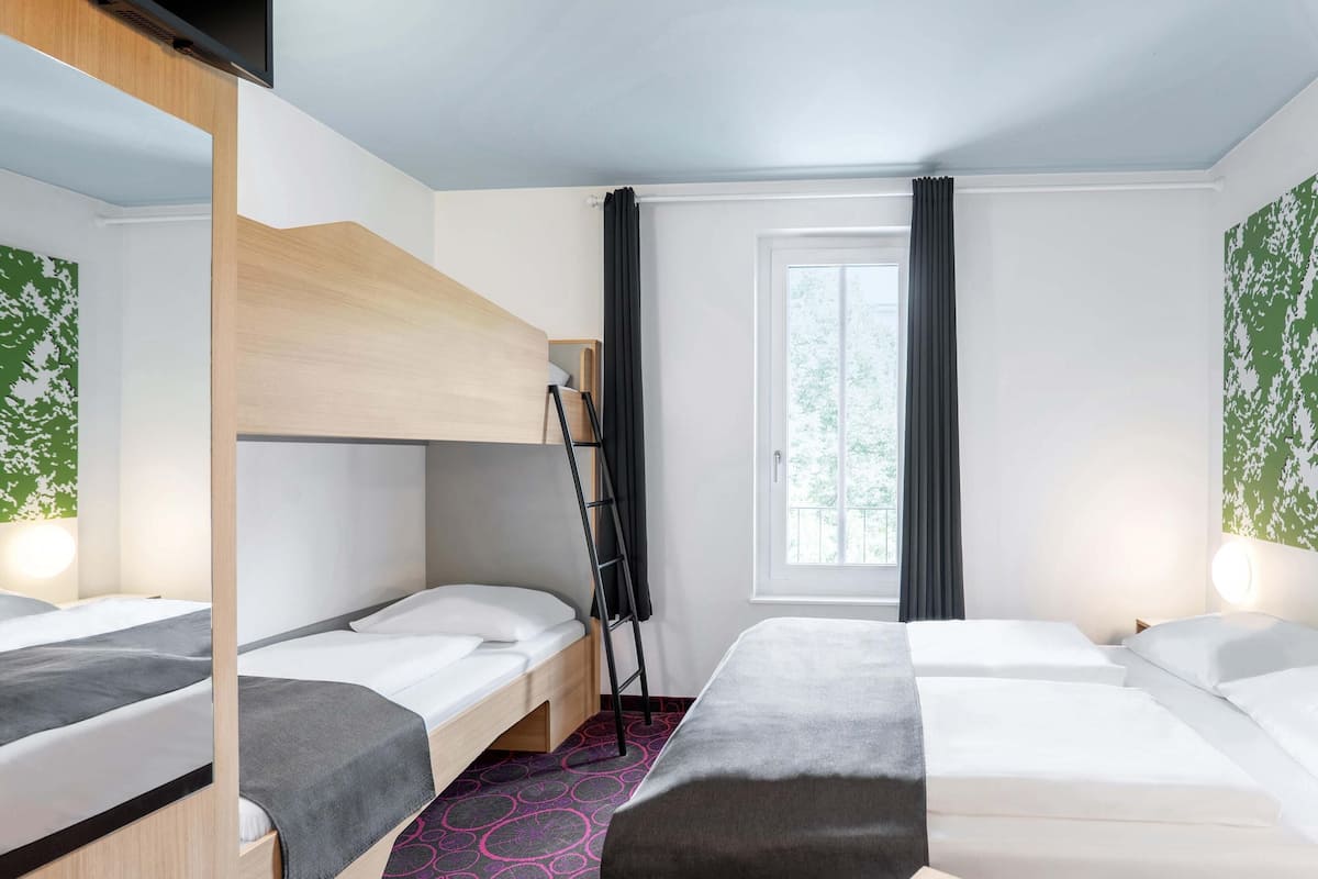 Quadruple Room | Desk, soundproofing, free WiFi, bed sheets