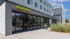 Una moderna recepción de hotel con ventanas amplias y cielo despejado.