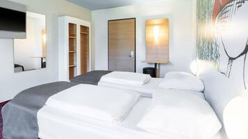 Desk, soundproofing, free WiFi, bed sheets