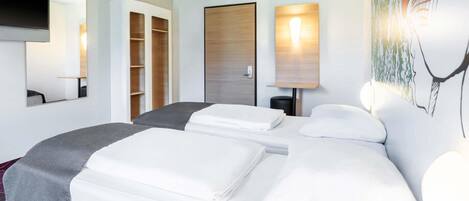 Desk, soundproofing, free WiFi, bed sheets