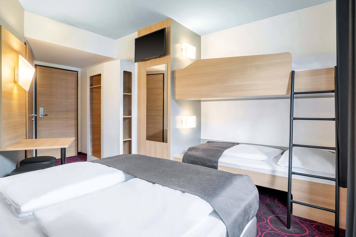 quadruple room | desk, soundproofing, free wifi, bed sheets