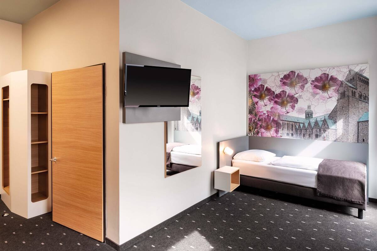 soundproofing, free wifi, bed sheets