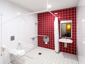 Shower, hair dryer, towels - B&B Hotel Hildesheim (Hildesheim)