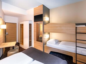Vierbettzimmer | Schallisolierte Zimmer, kostenloses WLAN, BettwÀsche