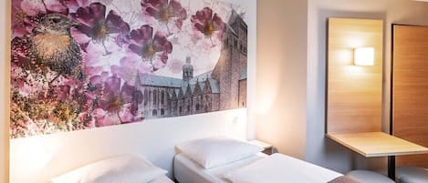 Chambre avec lits jumeaux | Système d’insonorisation, accès au Wi-Fi (inclus), literie fournie