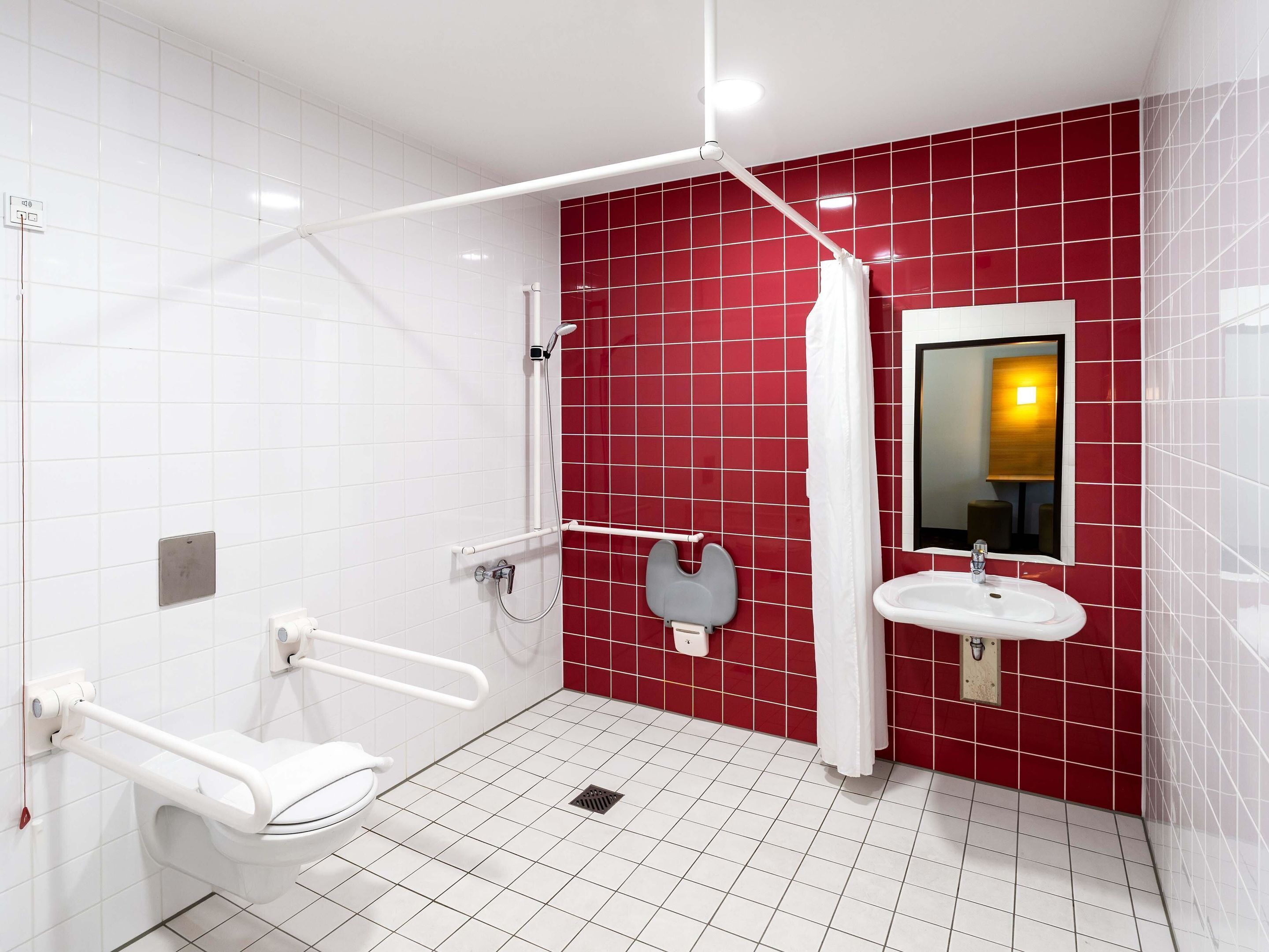 Shower, pengering rambut,  dan handuk