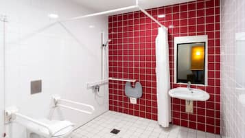 Shower, pengering rambut, dan handuk