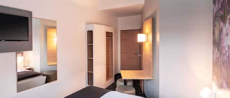 Soundproofing, free WiFi, bed sheets