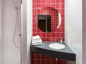 Soundproofing, free WiFi, bed sheets