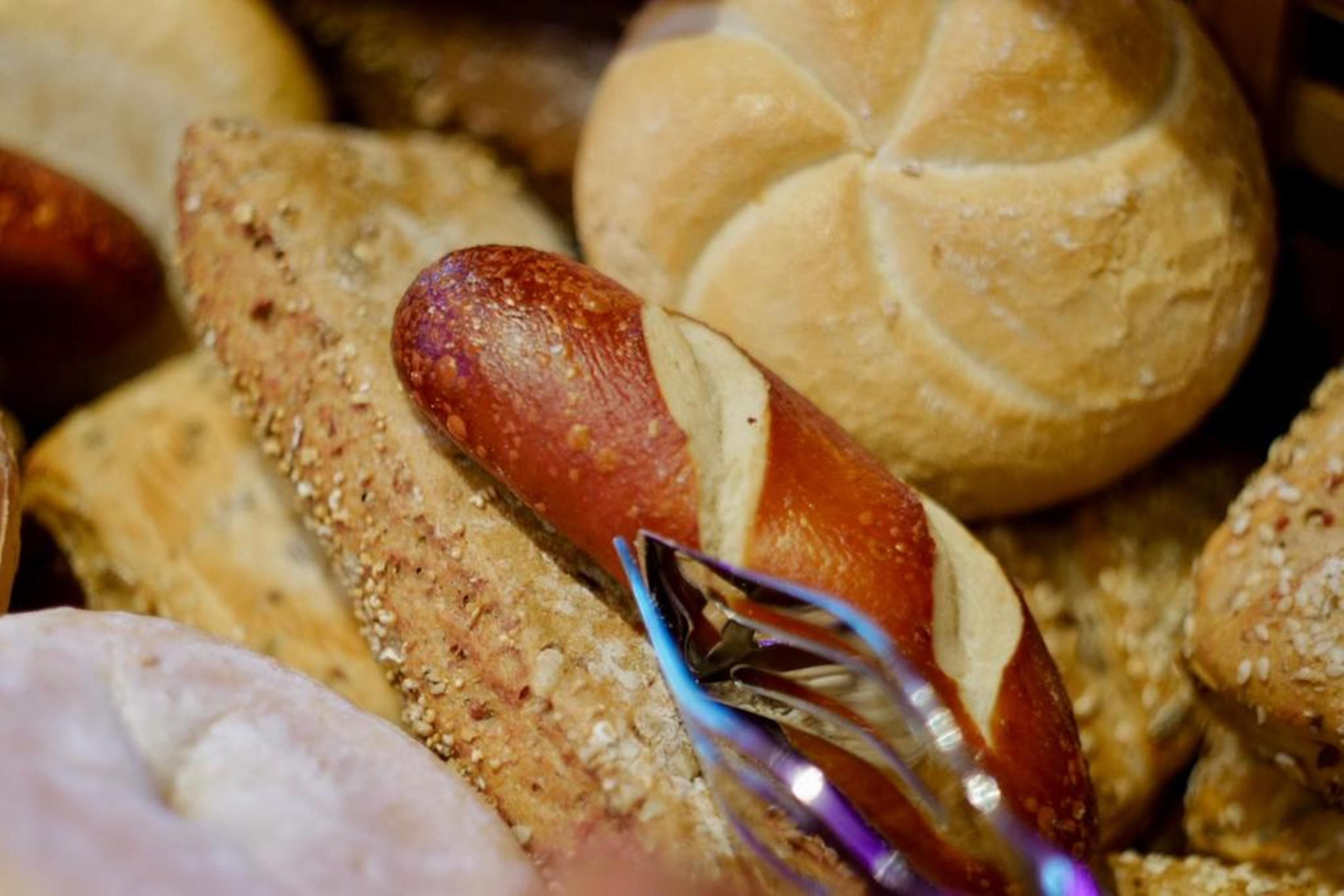 Un assortiment de petits pains et de baguettes.