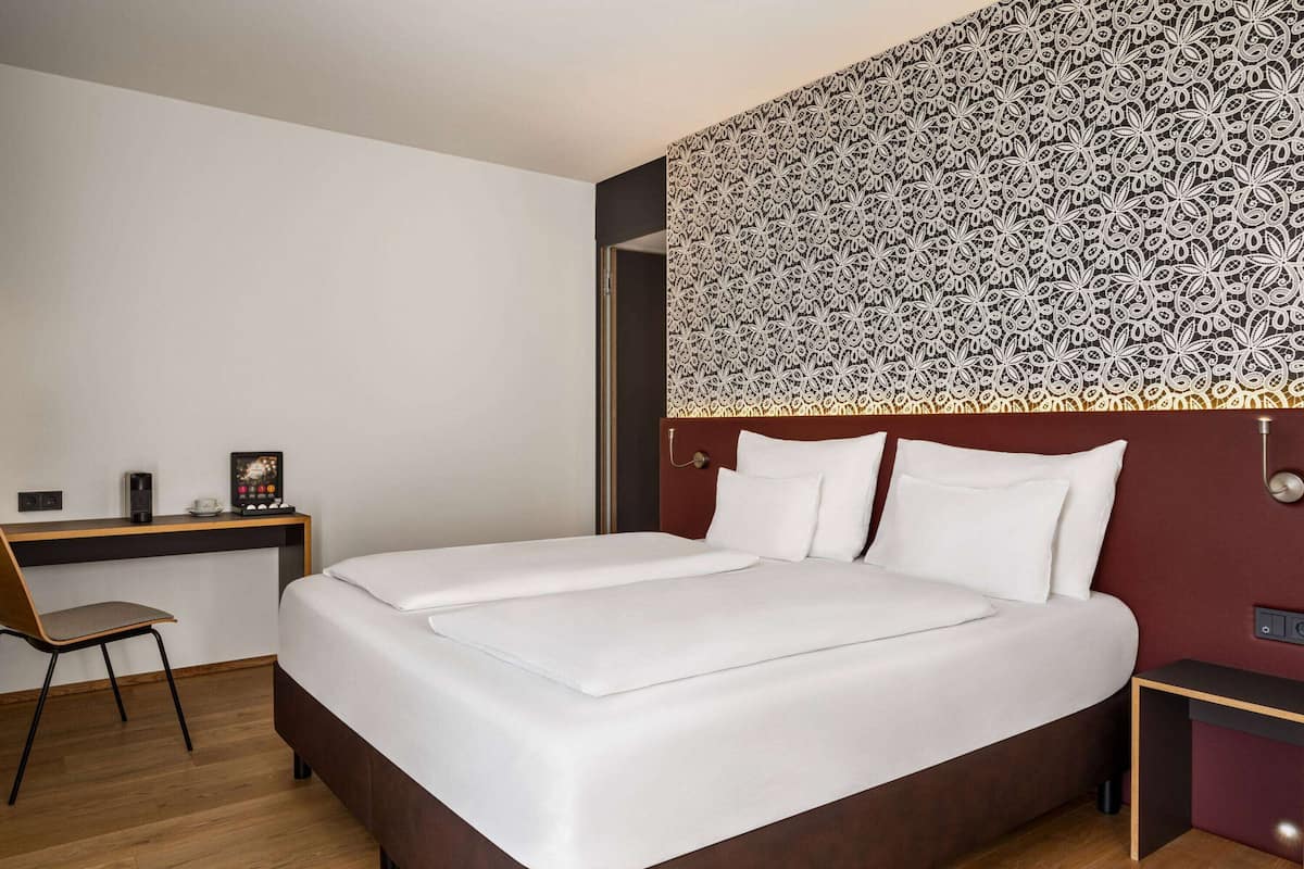 Phòng tiện nghi đơn giản | Bộ đồ giường kháng dị ứng, minibar, két bảo mật tại phòng