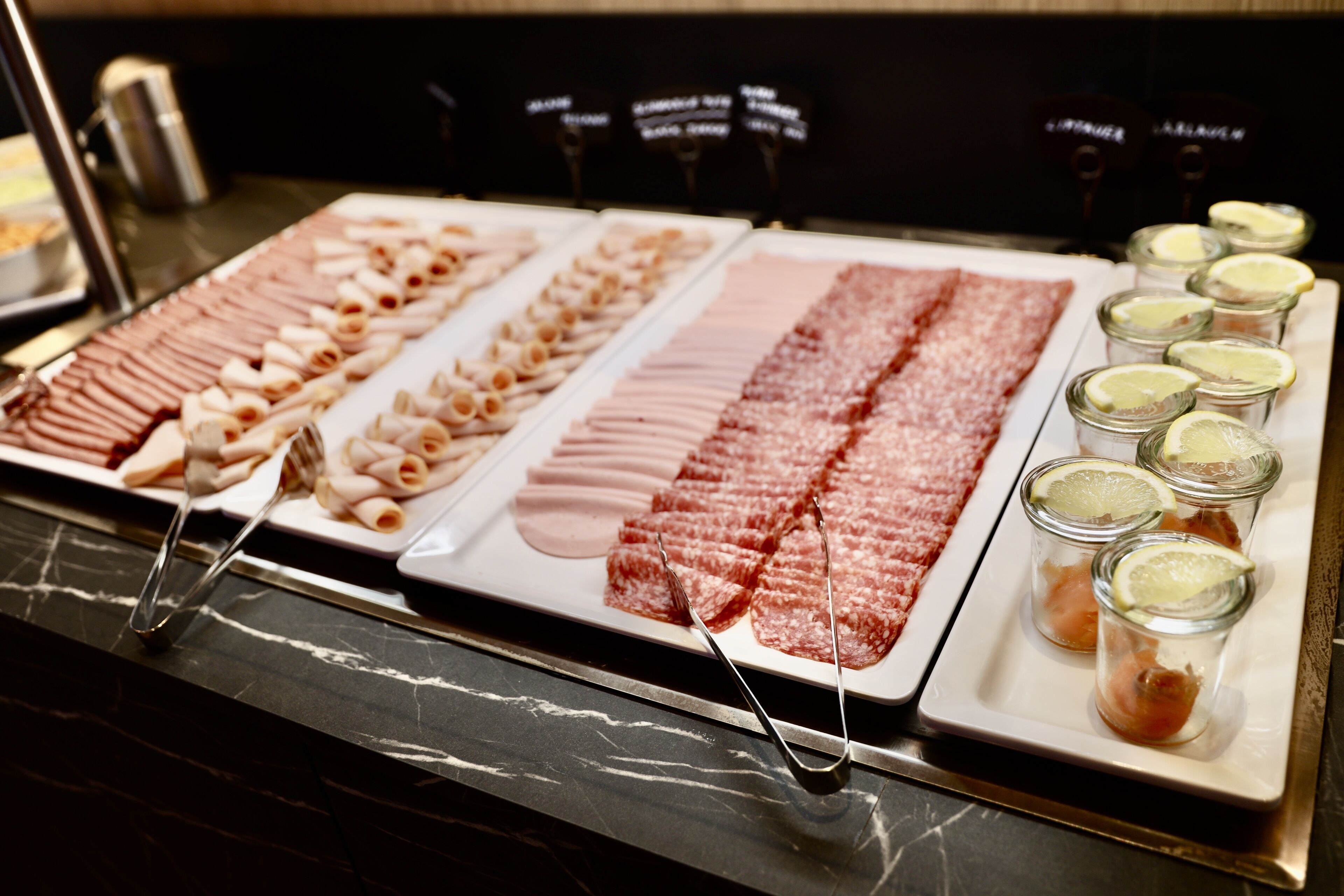 Un buffet proposant une variété de viandes et d’accompagnements.