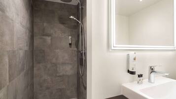 Dusche, Regendusche, Haartrockner, Hausschuhe