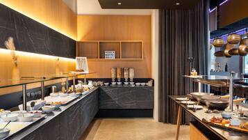 Morgenmadsbuffet hver dag (18 EUR pr. person)