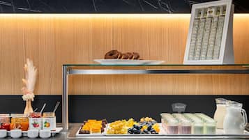 Ein reichhaltiges Frühstücksbuffet mit Speisen und Getränken.