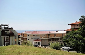 Um hotel chamado GALATEYA, com um edifício principal e um anexo menor.