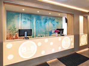 Shower, hair dryer, towels - B&B Hotel Wolfsburg-Weyhausen (Weyhausen)