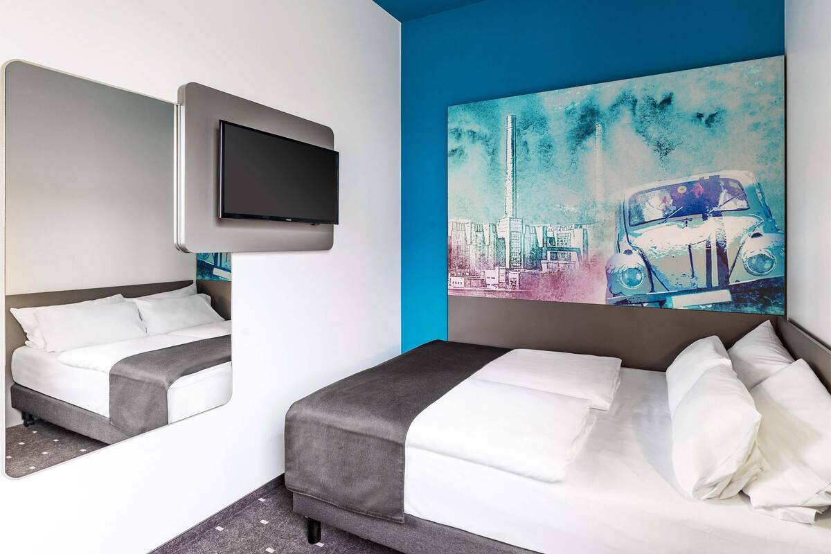 desk, laptop workspace, soundproofing, free wifi