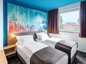 Dreibettzimmer | Schreibtisch, laptopgeeigneter Arbeitsplatz, schallisolierte Zimmer
