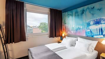 Schreibtisch, laptopgeeigneter Arbeitsplatz, schallisolierte Zimmer