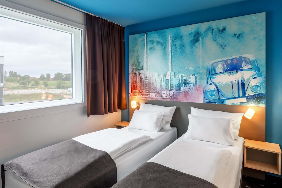 Zweibettzimmer | Schreibtisch, laptopgeeigneter Arbeitsplatz, schallisolierte Zimmer