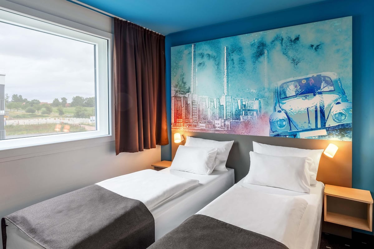 Quarto duplo | Escrivaninha, espaço de trabalho para notebook, quartos à prova de som