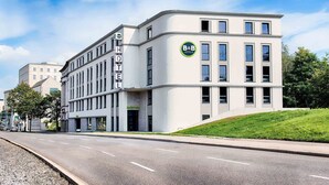 A modern hotel with a reception area and multiple floors. - B&B Hotel Chemnitz (Chemnitz)