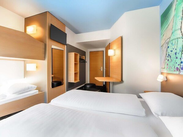 Quadruple Room | Desk, laptop workspace, soundproofing, WiFi (free) - B&B Hotel Chemnitz (Chemnitz)