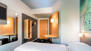 A hotel room with a bed, a wardrobe, a mirror, and a wall-mounted shelf. - B&B Hotel Chemnitz (Chemnitz)