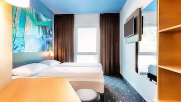 Schreibtisch, laptopgeeigneter Arbeitsplatz, schallisolierte Zimmer