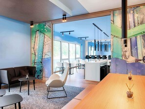 Bureau, espace de travail pour ordinateur portable