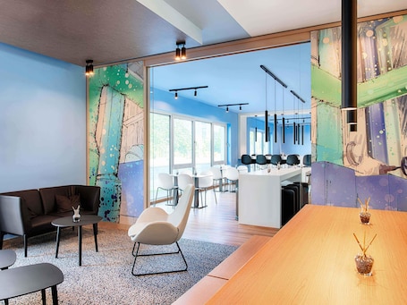 Desk, laptop workspace, soundproofing, free WiFi