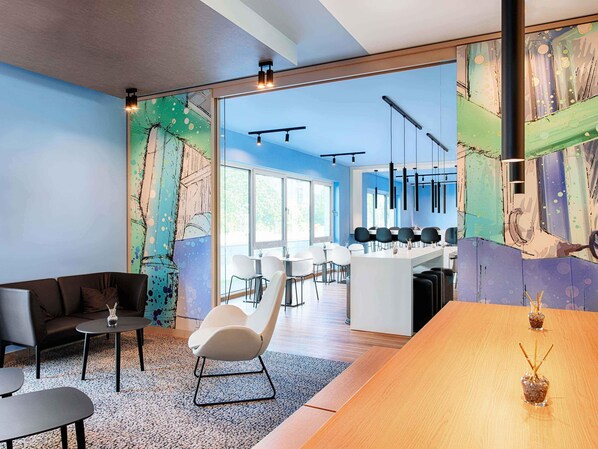 Desk, laptop workspace, soundproofing, free WiFi